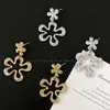 Pendientes de Flor Hueca Plateados para Mujer Diseño Exagerado de Nicho Clavos de Alta Gama Accesorios de Oreja Versátiles para Adelgazar el Rostro