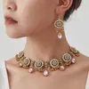 1 Juego de Joyería para Mujer Estilo Étnico Retro Gota de Agua Completamente Diamantado Flor Pequeña Pendientes y Collar