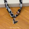 Collar con Bufanda de Seda Estampado Leopardo Retro Maillard para Mujer Diseño de Nicho Cadena de Suéter con Perlas en Forma de Corazón Accesorios Dulces Frescos Sexy