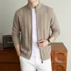 Suéter con cuello alto y cremallera para hombre de otoño e invierno, cárdigan de punto con textura de rayas verticales para jóvenes, ropa exterior casual de negocios para hombre