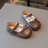 Zapatos de vestir simples dulces estilo Mori para niña, nuevos zapatos de rendimiento con lazo para niña 2025 primavera y otoño, zapatos pequeños de cuero con cordones para niños