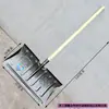Pá de Empurrar Neve de Aço Integral Espessa Placa de Recolher Neve Placa de Empurrar Neve Empurrador de Neve com Rodas Tamanho Grande Ferramenta de Remoção de Neve Remoção de Esterco Pá Multifuncional