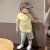 Novo conjunto infantil estilo coreano, fofo conjunto de duas peças com camiseta de manga curta e gola polo e shorts listrados para meninos e meninas