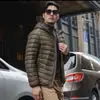 Nova jaqueta leve de seda e algodão para outono e inverno para homens, top curto casual de negócios com capuz e gola alta, casaco de algodão quente masculino
