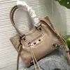 Nueva Bolsa de Motocicleta Paris Rivet de Moda, Bolsa Abg Hot Girl con un Toque de Alta Gama, Gran Capacidad, Hombro Único, Cruzada y Bolso de Mano para Mujer