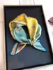 Bufanda de seda verde con candado retro primavera y otoño nueva versátil bufanda cuadrada pequeña bufanda mujer decorativa para atar bolsa fabricantes mayoreo