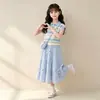Conjunto de Verão Super Estiloso para Meninas: Nova T-shirt Tendência de Manga Curta com Gola Polo Color-Block e Saia de Bolo Conjunto de Duas Peças