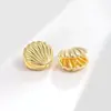 Nuevos aretes dorados con modelado de textura de concha de moda, nicho, temperamento simple, hebilla para la oreja, aretes de alta moda al por mayor