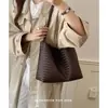 Bolso de axila de nicho de alta gama para mujer 2026 Nuevo Verano Súper Caliente Exquisito Bolso tipo cubo de un solo hombro para axila