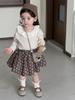 Conjunto de Roupa para Meninas Roupas de Primavera Camisa Boneca com Gola Babada Saia Curta Floral Conjunto Estilo Coreano Roupa Infantil Coleção Outono 2025