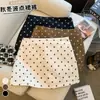 Tiro real: Elegante saia de camurça com poá para mulheres, nova saia curta slim fit de outono que abraça o quadril, saia curta evasê que rejuvenesce para mulheres