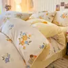 Conjunto de Quatro Peças de Leite Fleece Espesso de Alto Gramatura Cobertor Dupla Face de Flanela de Inverno Conjunto de Três Peças para Dormitório Estudantil de Fleece de Coral