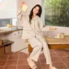 Pijama de algodón puro para mujer, de manga larga, pierna larga, estilo primavera y otoño, nuevo diseño de dibujos animados, con cuello de solapa y estilo de abertura frontal, un conjunto de ropa de estar dulce y lindo