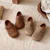 Zapatos de piel para niña, nueva colección primavera/otoño 2026, modernos zapatos estilo Birkenstock para niños, suela suave, antideslizantes, para niños medianos y mayores, zapatos casuales para estudiantes