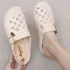Novas pantufas fechadas antiderrapantes de sola reta para mães de meia-idade, chinelos perfurados de couro sintético com salto médio para mulheres usarem fora de casa