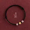 Pulsera de Hilo Rojo para la Suerte de la Flor de Durazno en el Año de Nacimiento, Pequeña Flor de Durazno Tejida a Mano, Versátil para Estudiantes Hombres y Mujeres, Pulsera de Cuentas de Buena Suerte para Parejas