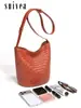 Bolso tejido retro de nicho 2026 nuevo modelo transfronterizo, elegante bolso de hombro y cruzado de gran capacidad, bolso cubo casual simple