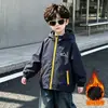 Jaqueta com capuz para meninos, novo estilo primavera/outono 2026, corta-vento infantil três em um, conjunto estiloso e moderno de outono para meninos, conjunto de duas peças