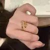 Anillo de Cola de Zorro Pequeña Serpiente Dorada de Lujo Ligero de Gama Alta Simple Incrustado con Circonita Diseño Asimétrico Anillo de Dedo Retro Versátil