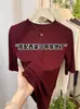 Camiseta negra carbón de cuello alto pequeño para mujer, nuevo estilo primavera 2025, moderna y versátil, con mangas tres cuartos, perfecta como capa interior o camiseta básica