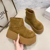 Botas de neve brancas quentes, com sola grossa, que aumentam a altura e forradas com fleece, para mulheres, nova coleção de inverno 2026, sapatos de algodão engrossados estilo Birkenstock, coturnos estilo Martin.