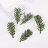 Atacado de fábrica acessórios de agulha de pinho de plástico para árvore de Natal planta verde de simulação 7cm agulha de pinho unilateral ornamentos de PE para fotografia