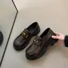 Mocassins slip-on de sola grossa para mulheres, novo modelo outono 2026, sapatos de couro pequenos estilo JK britânico, sapatos pretos únicos populares