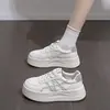 Tênis brancos leves de sola grossa para mulheres, sapatos casuais estilosos novos de 2026 que aumentam a altura, de sola macia, super populares