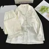 Novo conjunto de pijama para primavera e outono com sutiã embutido, apresentando um design da Kitty, tecido de seda gelada, padrão espinha de peixe e um cardigã com gola de lapela