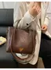 Bolsa feminina grande de capacidade vintage, nova bolsa transversal casual de inverno 2026, bolsa de ombro versátil para trabalho e deslocamento, bolsa tote