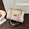 Yue Zi 2026 Verão Nova Bolsa Tote Elegante Versátil Acolchoada com Diamantes e Alça de Corrente Popular Chique Bolsa de Ombro Único Transversal