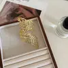 Pulsera elástica estilo europeo y americano con diseño de hoja retorcida en espiral para mujer, Lujo accesible, Gama alta, Versión ancha, Tendencia de pulsera exagerada