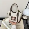 Colección Otoño/Invierno 2026: Diseño elegante y con estilo, de un solo hombro, moderno, color liso, vintage, simple, texturizado, de mano, bandolera, bolso pequeño cuadrado