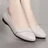 Zapatos planos de cuero suave para mujer, nuevo estilo de primavera, boca poco profunda, tacón bajo cómodo, adecuados para madres de mediana edad y mayores, zapatos de trabajo de cuero