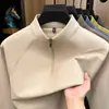 Camiseta Masculina Gola Alta com Zíper Parcial Estilo Old Money, Elástica e Amiga da Pele, Mangas Raglan, Cor Sólida Camisa Básica Casual para Homens