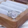 Anillo Abierto de Circonia de Lujo con Diseño Tachonado de Diamantes, Elegante Anillo de Circonia Color Huevo de Paloma Apilable con Diseño de Juntas de Bambú de Alta Gama para Mujeres