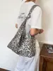 Bolso de lona nuevo estilo japonés y coreano con estampado de leopardo para estudiantes mujeres, adecuado para la escuela, bolso cruzado, bolso de hombro de terciopelo simple y versátil