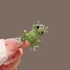 Broche de Príncipe Rana de Lujo con Pedrería Completa Accesorios de Pines de Solapa de Animales de Dibujos Animados 2026 Nuevos Accesorios Lindos Dijes para Bolsos