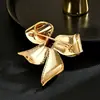 Broche de Lujo Ligero Dorado Moda Noble Lazo Exquisito Cena Versátil Botón de Cuello de Vestido Broche Corsage Antiexposición