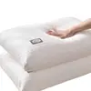 Cojín de algodón y lino tejido con un relleno similar a plumas, sellado térmicamente para mayor durabilidad. El núcleo de la almohada es lavable y conserva su forma, proporcionando soporte para el cuello para su uso en dormitorios o en casa, y ayuda a proteger la columna cervical.