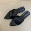 Primer Encuentro con las Sandalias de Diseño de Nicho para Mujer, Estilo Coreano Simples y Únicas Pantuflas de Terciopelo Abiertas para el Verano 2026
