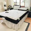 Conjunto de três peças de saia de cama em algodão lavado com renda estilo Hepburn francês tipo A com protetor de colchão acolchoado grosso e saia de cama de peça única