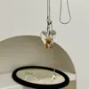 Novo design de nicho estilo coreano versátil único colar com pingente de urso transparente em formato de coração corrente de suéter simples retrô para mulheres