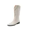 Botas de vaquero occidentales de caña alta para mujer, blancas, nuevas para otoño e invierno 2023, boca en V bordada, circunferencia de caña ancha, adelgazantes, botas de jinete, botas largas