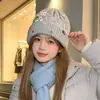 Touca colorida estilo coreano com botão de torção e lã, chapéu de tricô quente para meninas, chapéu para clima frio que afina o rosto para atividades ao ar livre, chapéu à prova de vento para estudantes