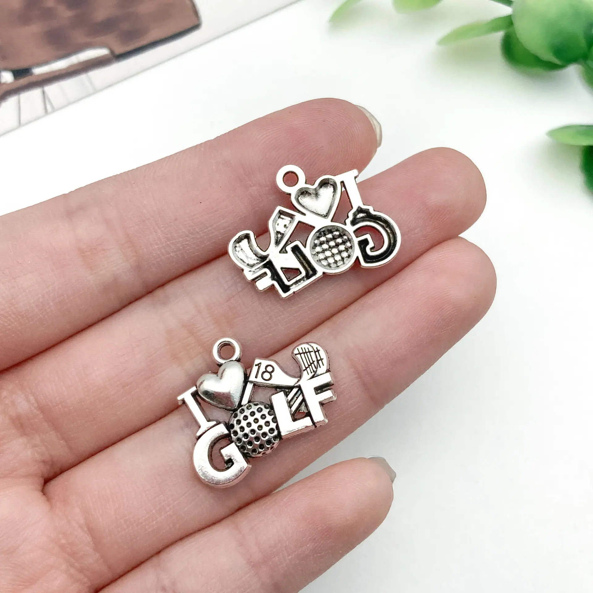 22913-M-古银锌合金英文字母高尔夫球21x16mm-1