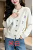 Outono/Inverno 2026 Novo Estilo Fresco e Elegante Lã Fina Gola Redonda Cardigan de Tricô Manga Longa Feminino Top com Design Bordado