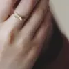 Anillo de lazo chapado en oro de lujo ligero, estilo de moda japonés y coreano transfronterizo, anillo de diseño de nicho para el dedo índice de mujer