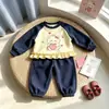 Nuevo conjunto de niña estilo dulce: un conjunto de dos piezas que presenta una sudadera de cuello redondo, con bloques de color y volantes, y pantalones largos de manga larga hasta el tobillo