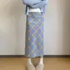 Saia Plaid de Lã Vermelha Retrô para Mulheres Cintura Alta Aparência Emagrecedora Fenda Outono e Inverno Aveludada Espessada Cobre o Quadril Saia Longa